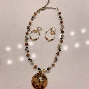 TRENDY NECKLACE & EARRING SET.